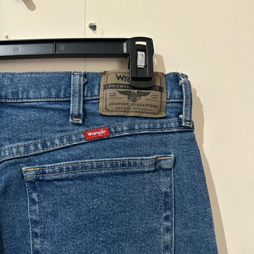 Wrangler 34x29 Classic Medium Wash Straight Leg Jeans